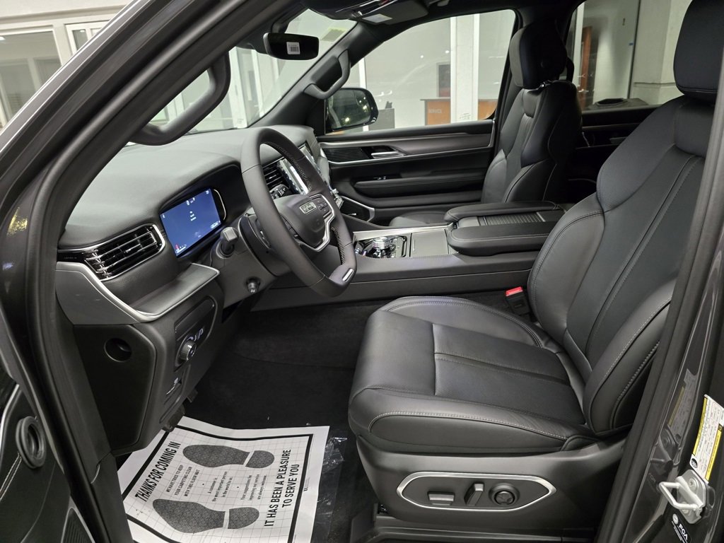 New 2025 Jeep Wagoneer L Series II w/ Premium Group I image 17