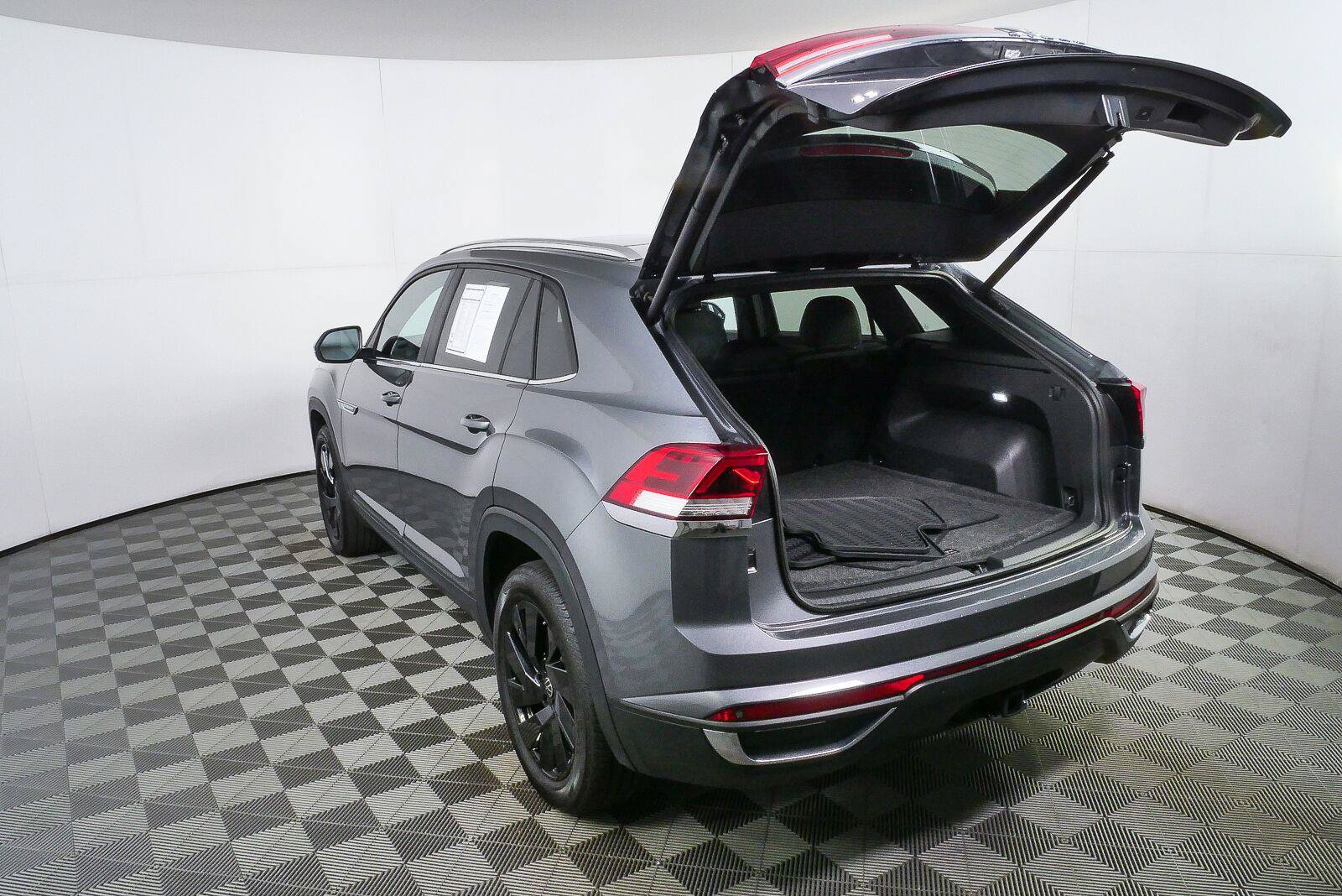 Certified 2025 Volkswagen Atlas Cross Sport SE w/ Panoramic Sunroof Package AWD/4WD image 27