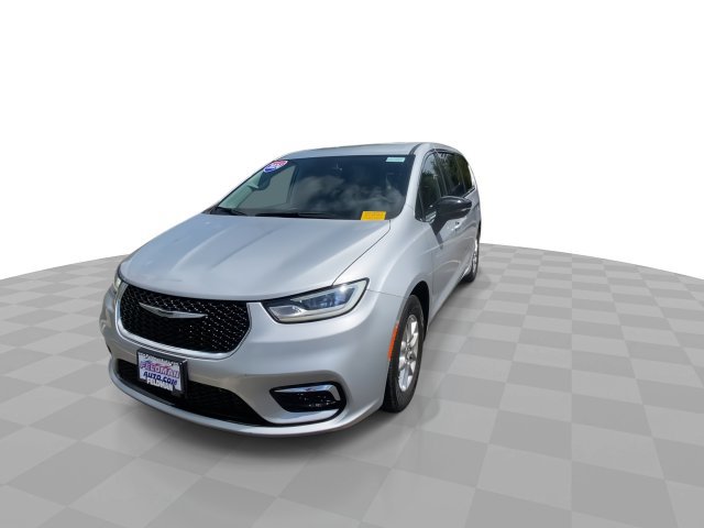Used 2024 Chrysler Pacifica Touring-L FWD image 6