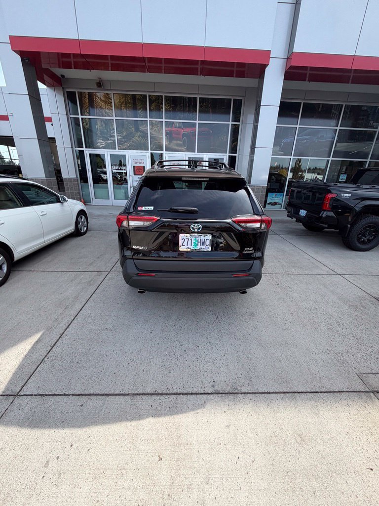 Used 2021 Toyota RAV4 XLE AWD/4WD image 5
