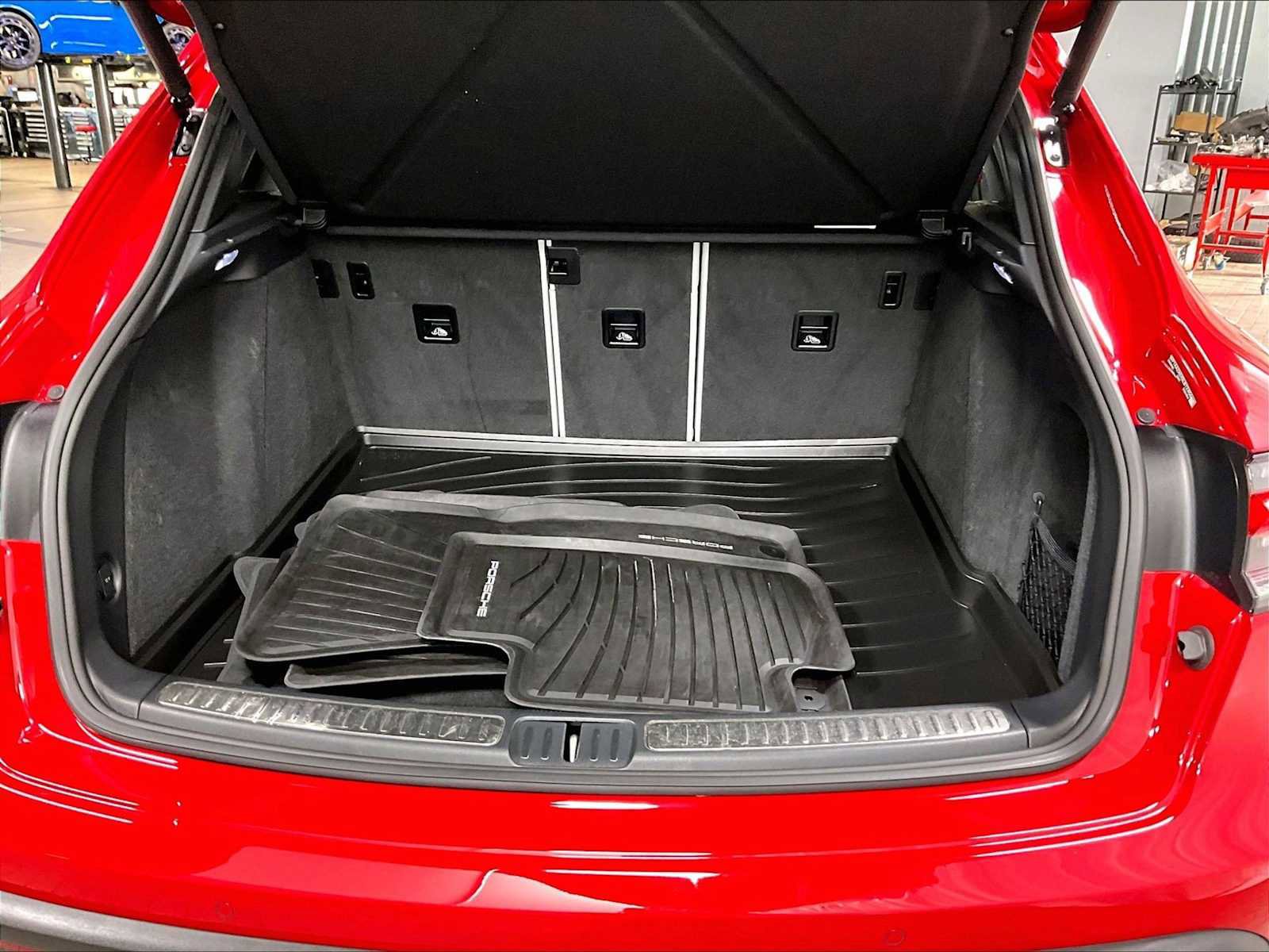 Used 2025 Porsche Macan image 38