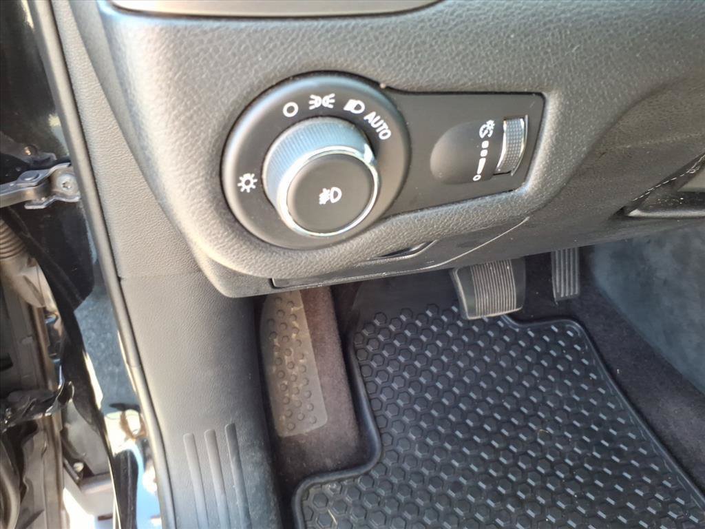 Used 2019 Jeep Cherokee Latitude w/ Cold Weather Group FWD image 15