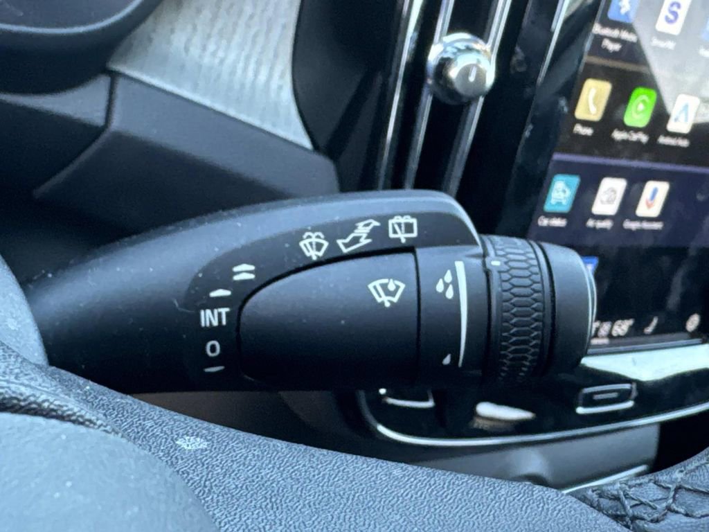 Used 2024 Volvo XC40 B5 Plus image 37