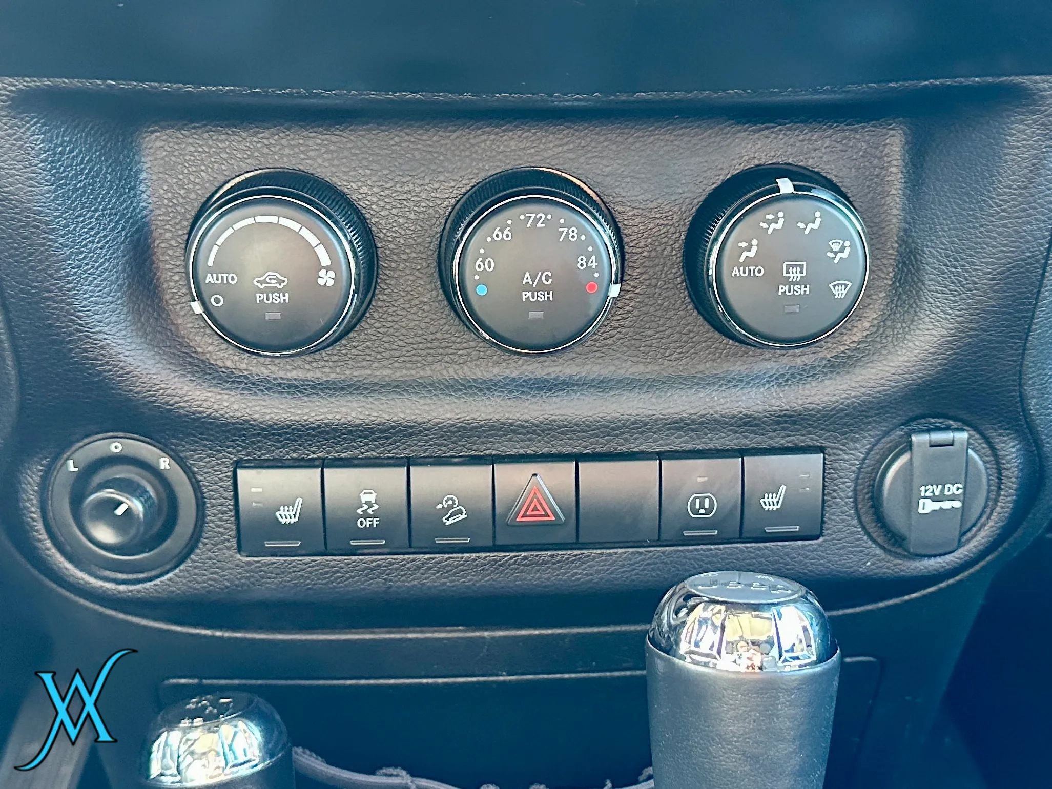 Used 2018 Jeep Wrangler Unlimited Sahara w/ Connectivity Group AWD/4WD image 33