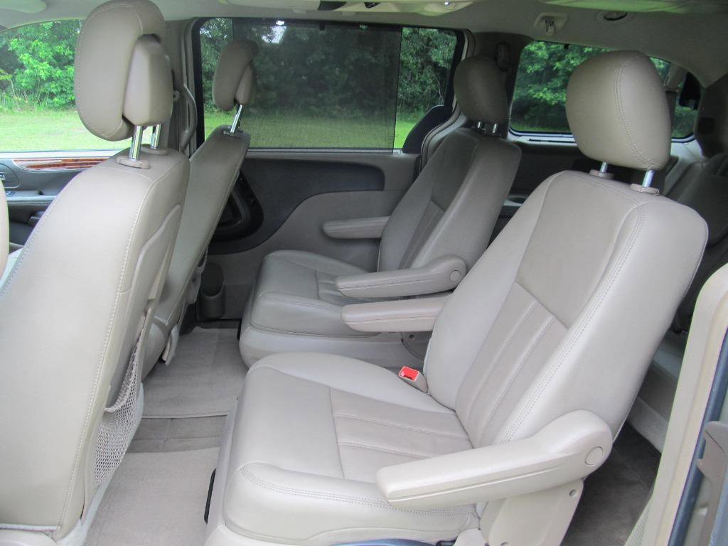 Used 2016 Chrysler Town & Country Touring-L image 27