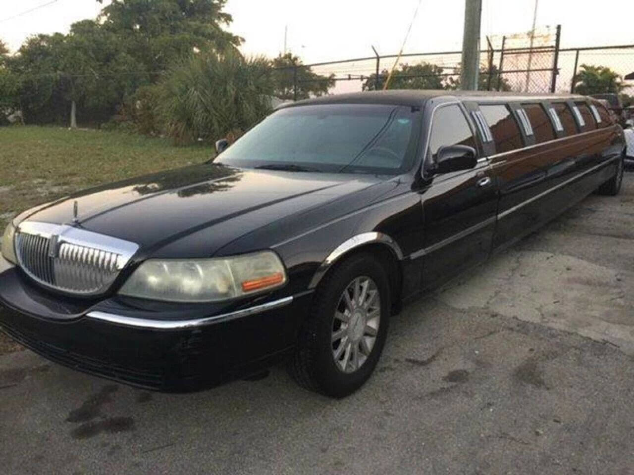 Used 2006 Lincoln Town Car Signature