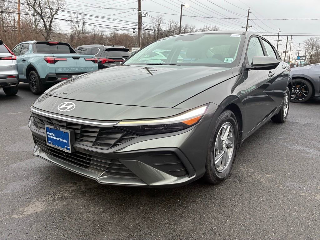 Used 2024 Hyundai Elantra SE image 3