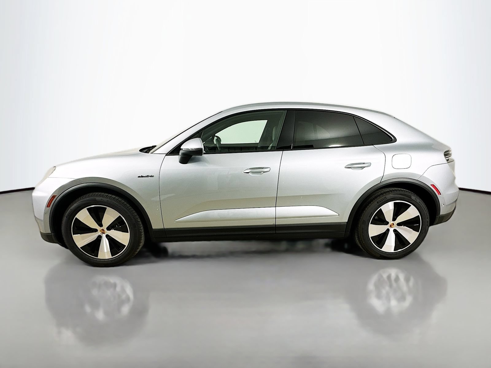 Used 2025 Porsche Macan 4 Electric AWD/4WD image 8