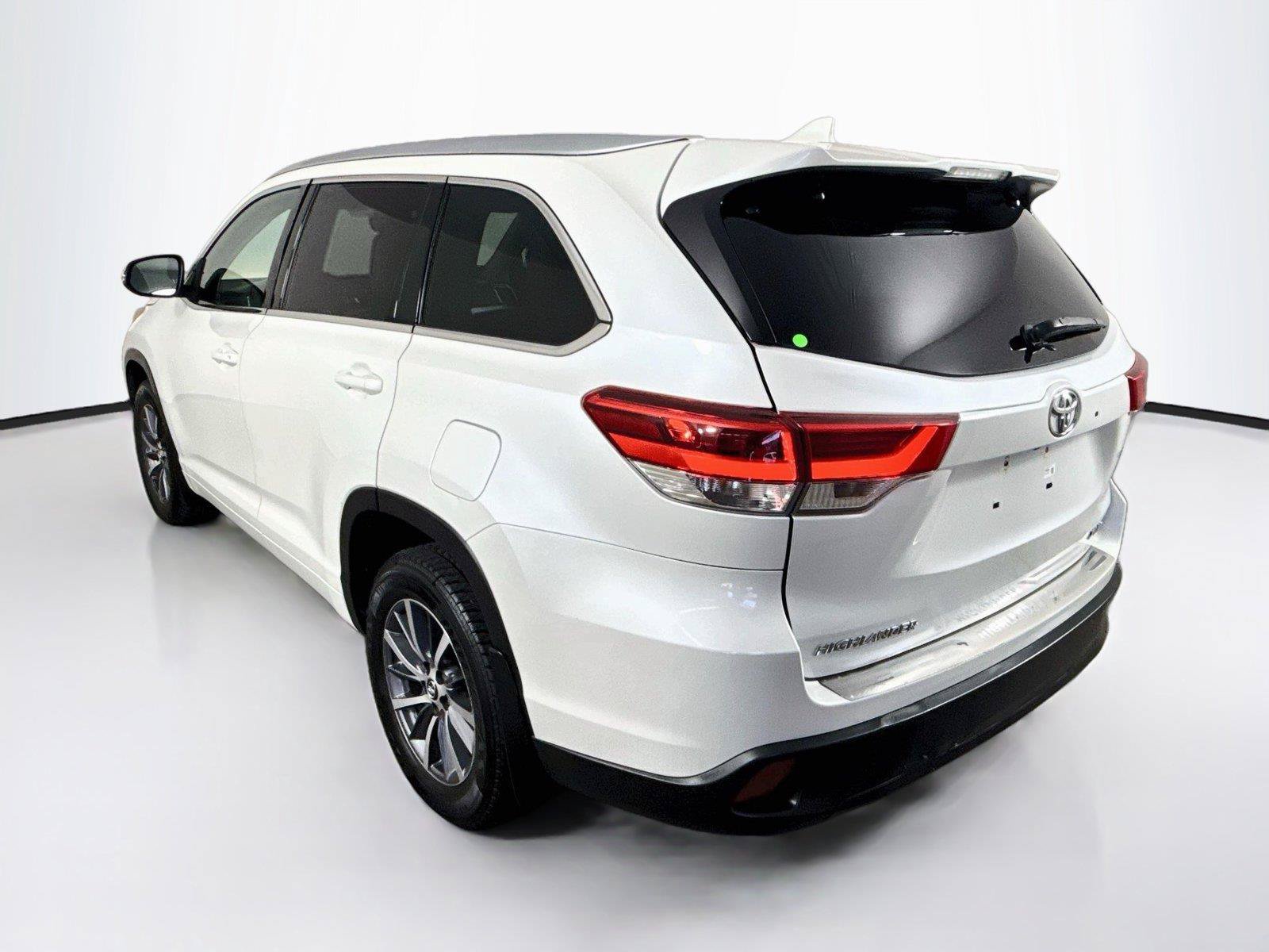 Used 2017 Toyota Highlander XLE AWD/4WD image 3