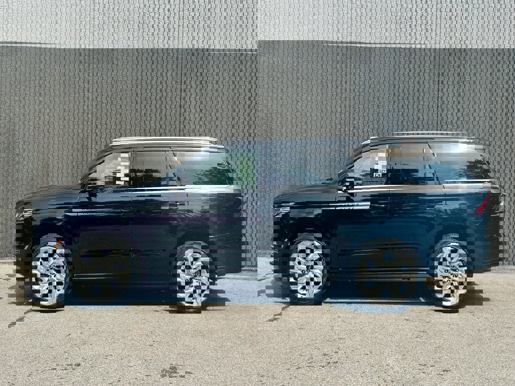 New 2025 Lincoln Navigator Reserve image 3