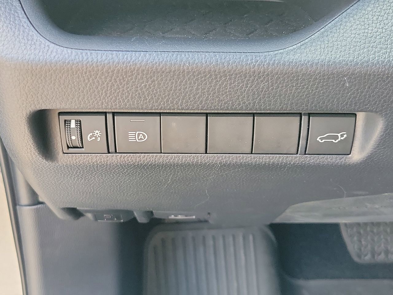 Used 2022 Toyota RAV4 XLE Premium image 31