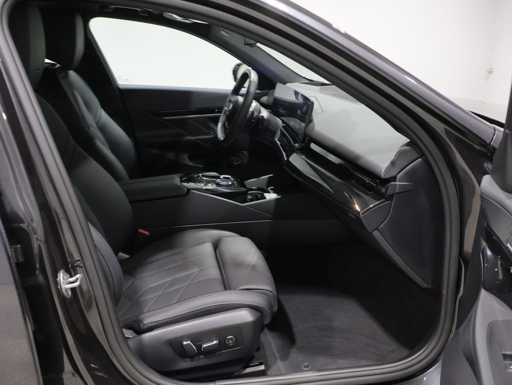 Used 2024 BMW 530i xDrive AWD/4WD image 22