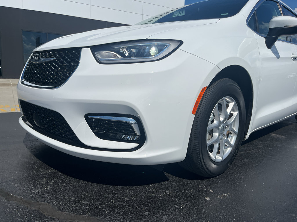 Used 2023 Chrysler Pacifica Touring-L FWD image 6