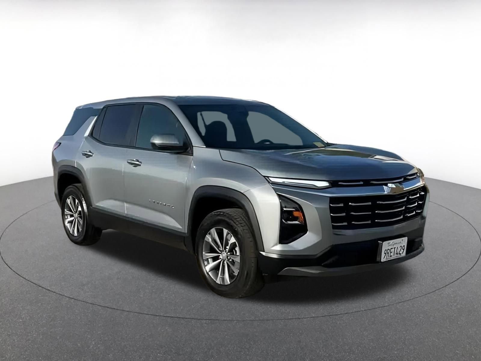 Used 2025 Chevrolet Equinox LT image 2