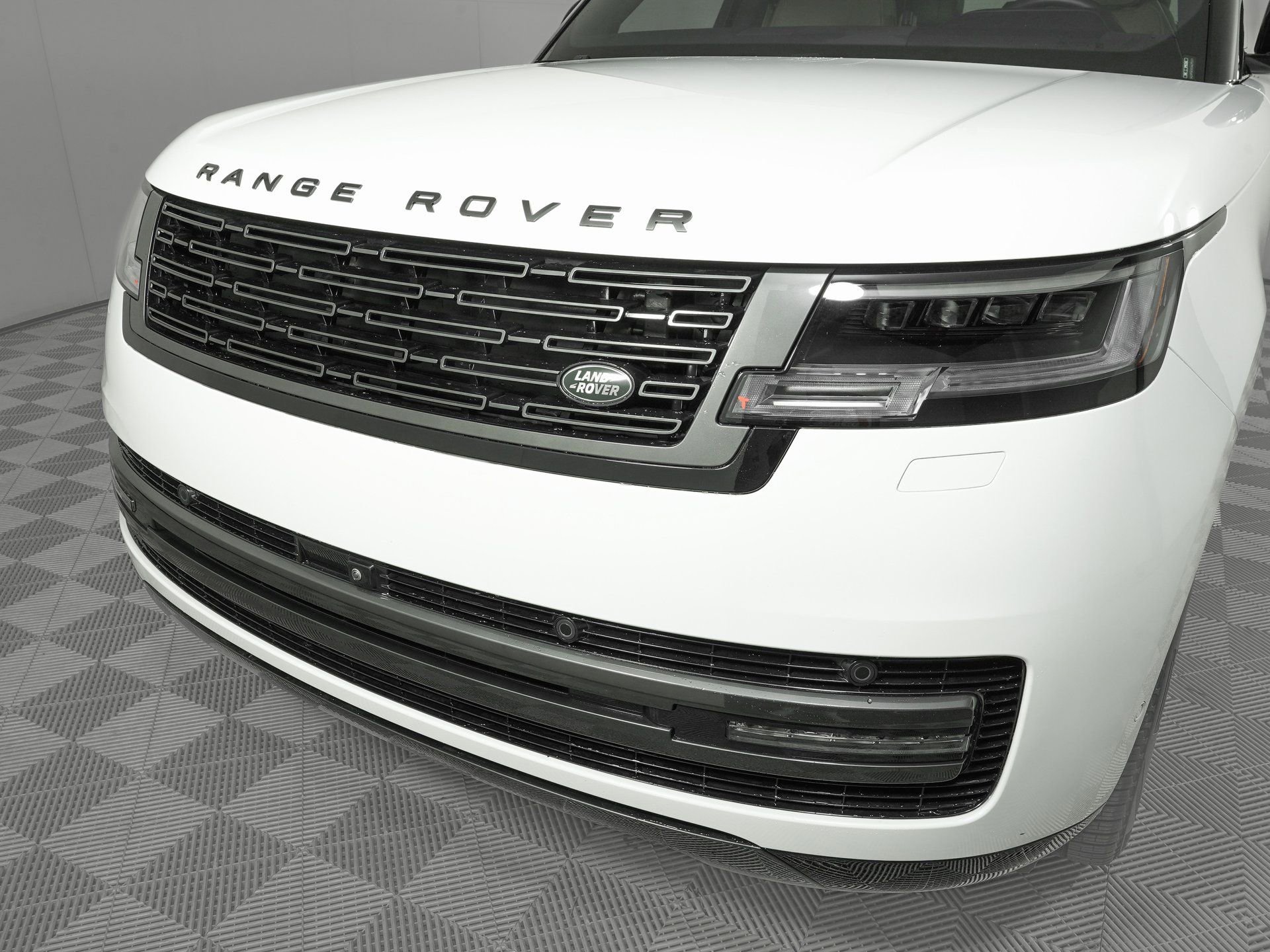 Used 2025 Land Rover Range Rover SE image 30