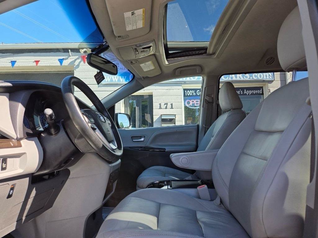 Used 2017 Toyota Sienna XLE w/ XLE Navigation Package AWD/4WD image 10