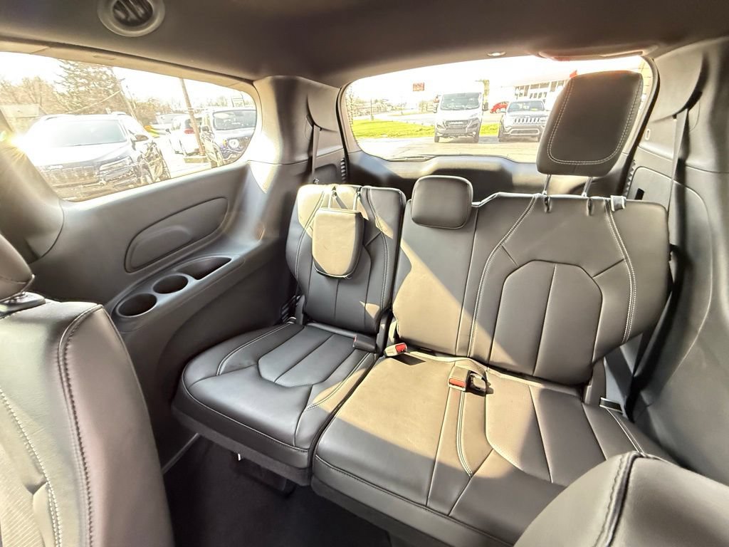 New 2025 Chrysler Pacifica Select FWD image 17
