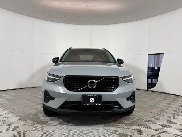 Used 2024 Volvo XC40 B5 Ultimate w/ Protection Package Premier AWD/4WD image 2