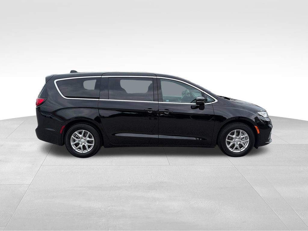 Used 2025 Chrysler Pacifica Select FWD image 7
