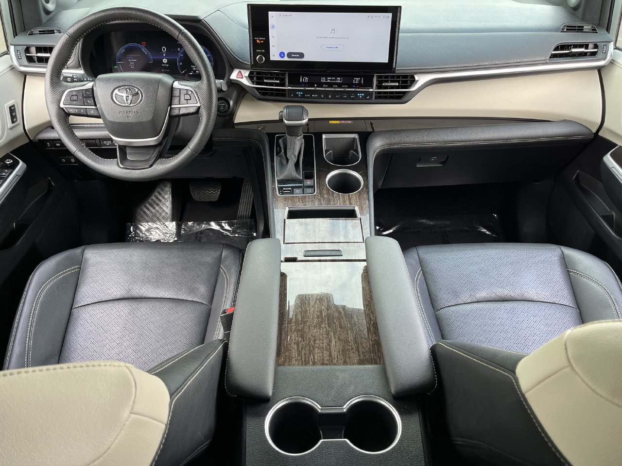 Used 2025 Toyota Sienna Platinum FWD image 9