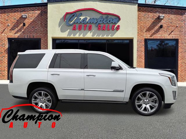 Used 2017 Cadillac Escalade Premium Luxury RWD image 3
