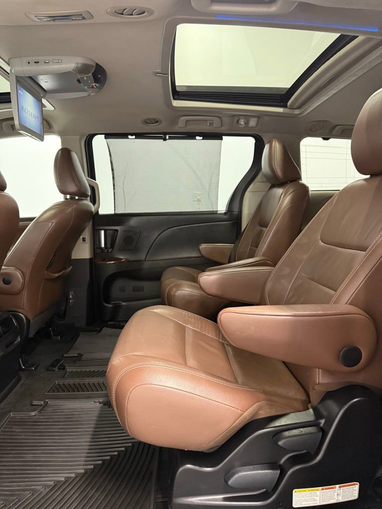Used 2015 Toyota Sienna Limited image 23