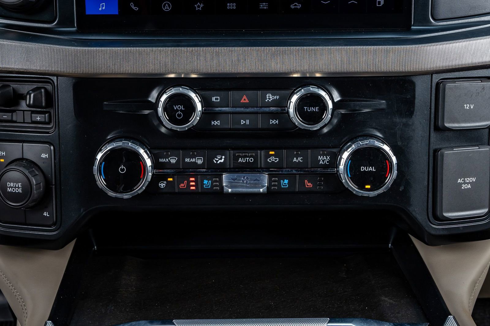 Used 2025 Ford F450 Platinum w/ Platinum Plus Package image 27