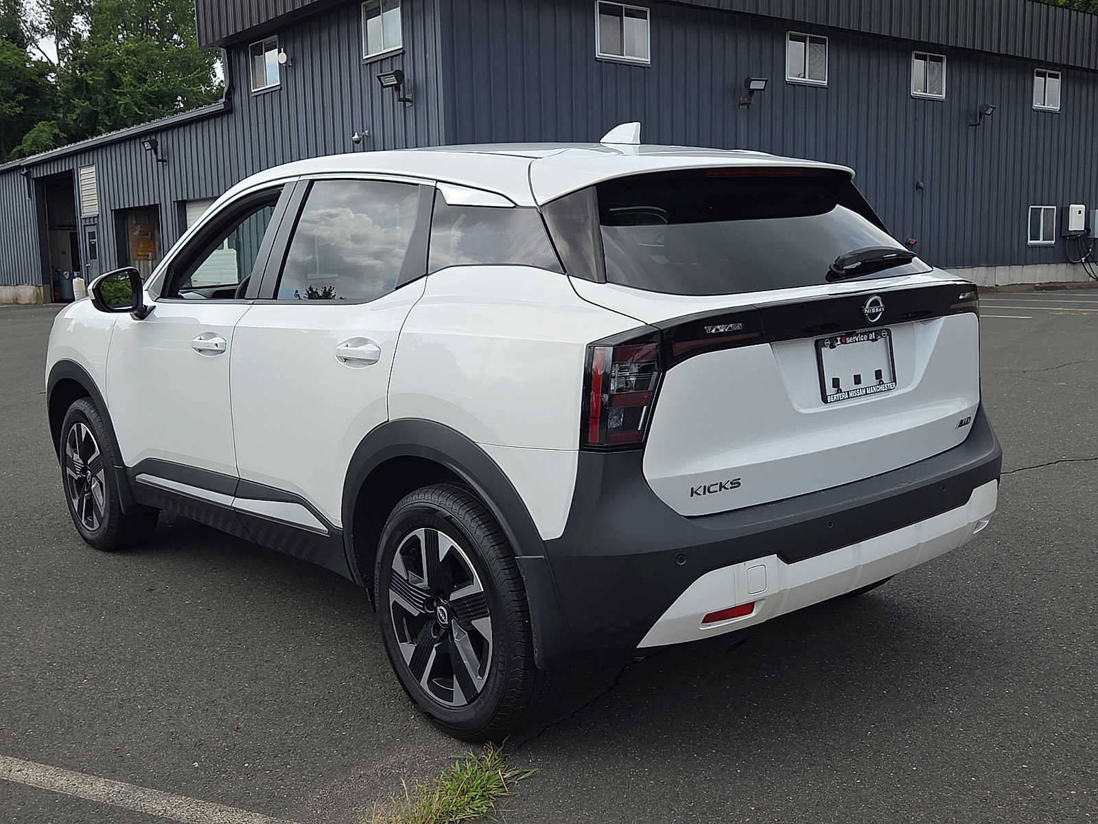 Used 2025 Nissan Kicks SV AWD/4WD image 6