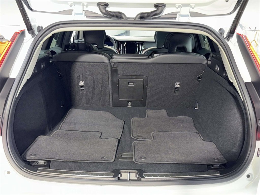 Used 2025 Volvo V60 B5 Cross Country Plus image 17