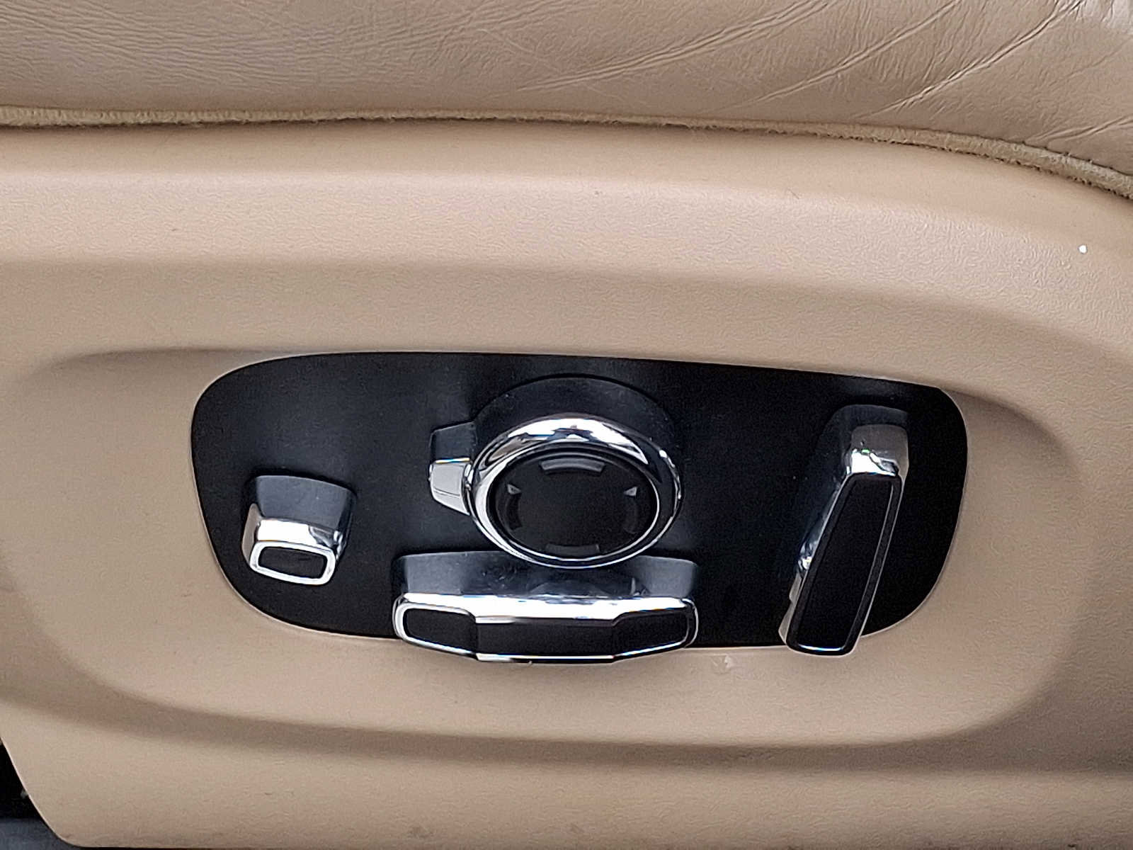 Used 2019 Jaguar XJ L Portfolio image 28