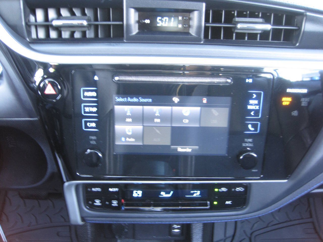Used 2017 Toyota Corolla SE FWD image 35