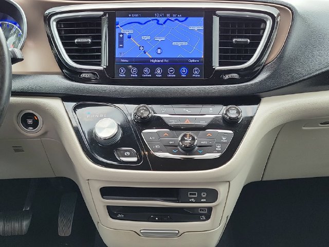 Used 2017 Chrysler Pacifica Touring-L Plus w/ Tire & Wheel Group FWD image 31