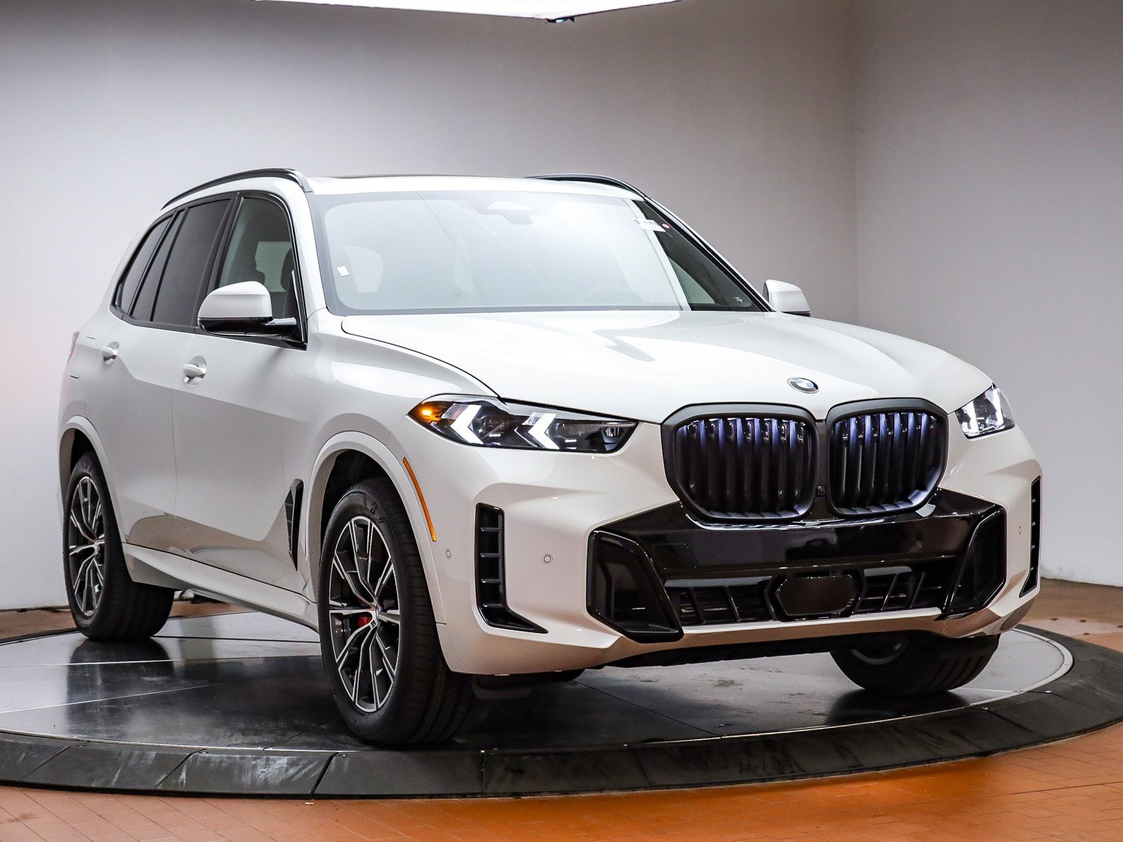New 2026 BMW X5 xDrive40i w/ M Sport Package image 3