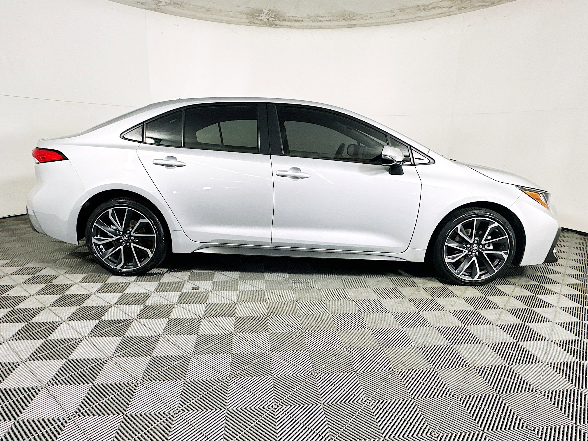 Used 2022 Toyota Corolla SE FWD image 2