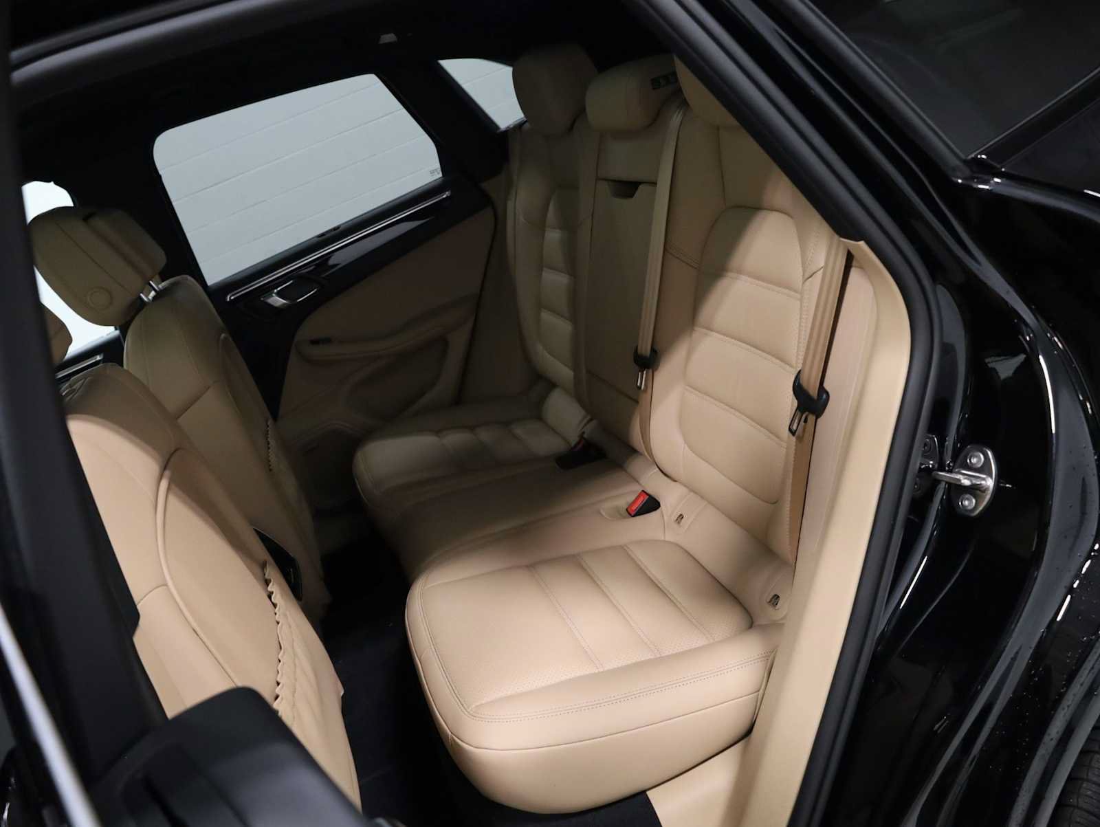 Certified 2026 Porsche Macan AWD/4WD image 36