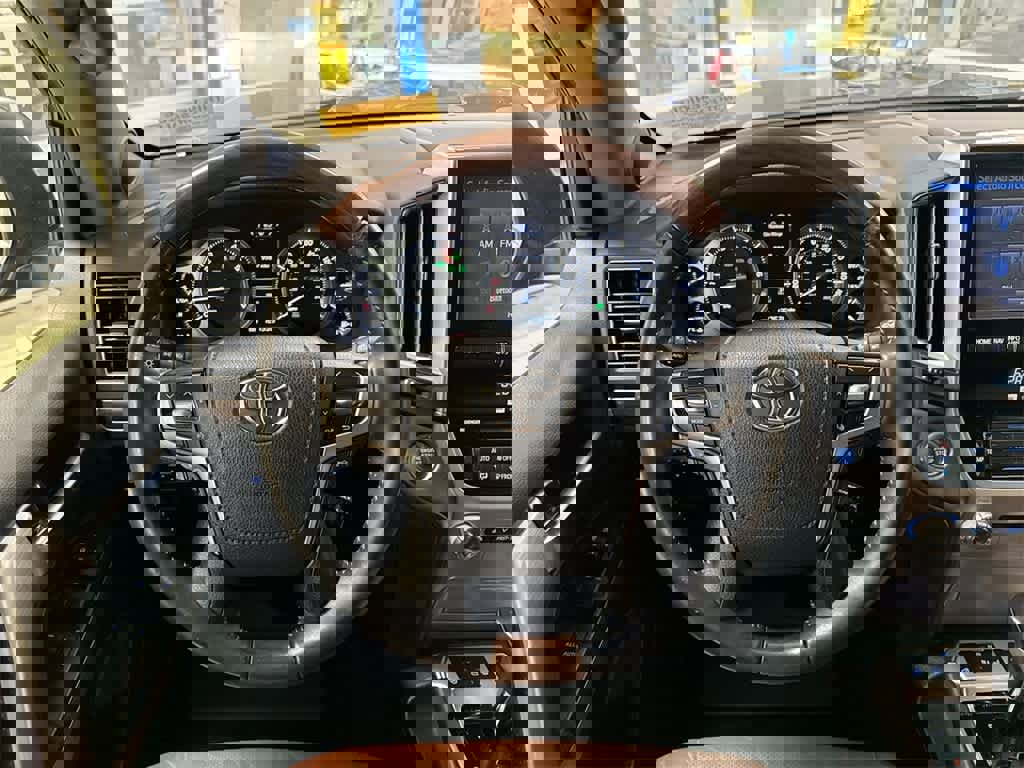 Used 2016 Toyota Land Cruiser image 25