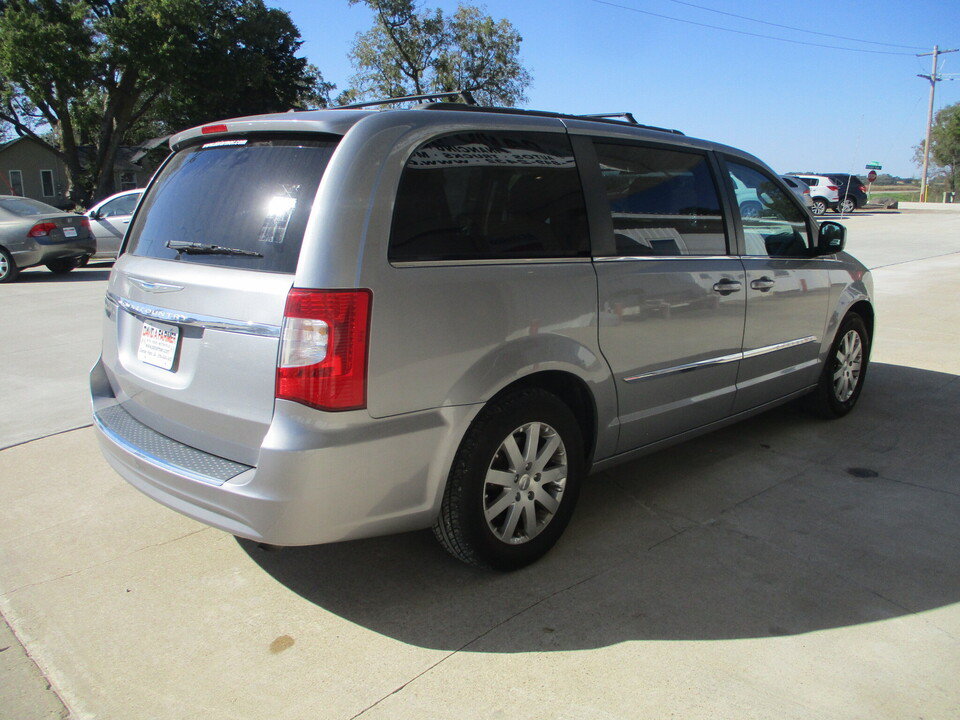 Used 2015 Chrysler Town & Country Touring FWD image 14