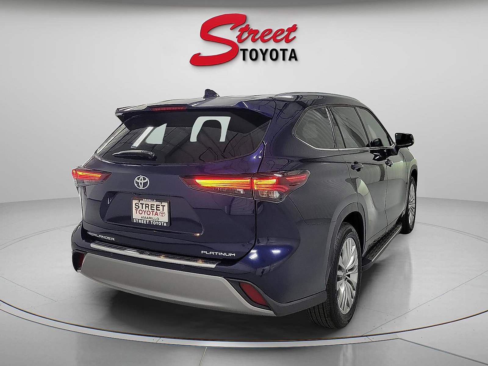 Certified 2024 Toyota Highlander Platinum FWD image 4