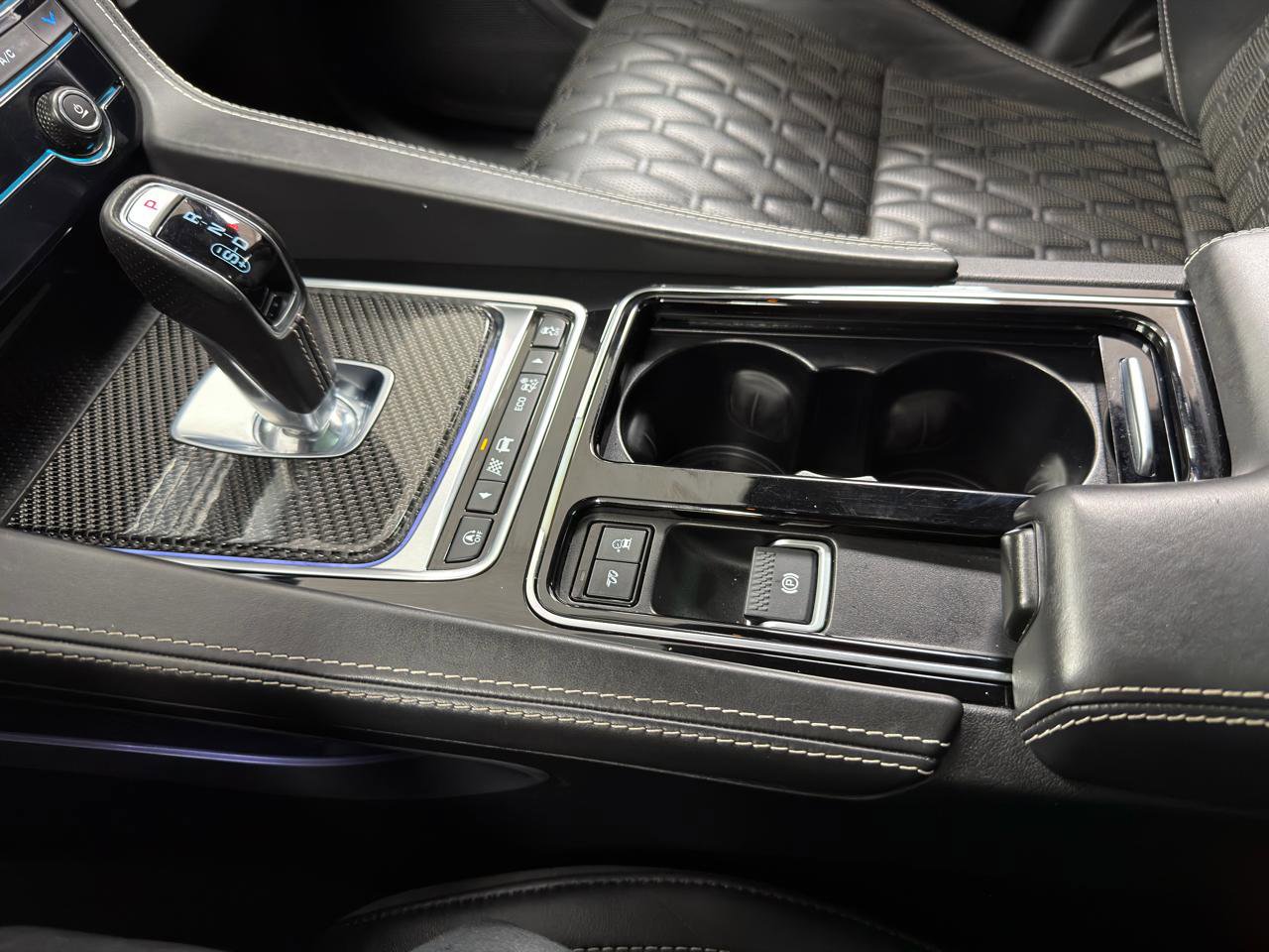 Used 2020 Jaguar F-PACE SVR image 24