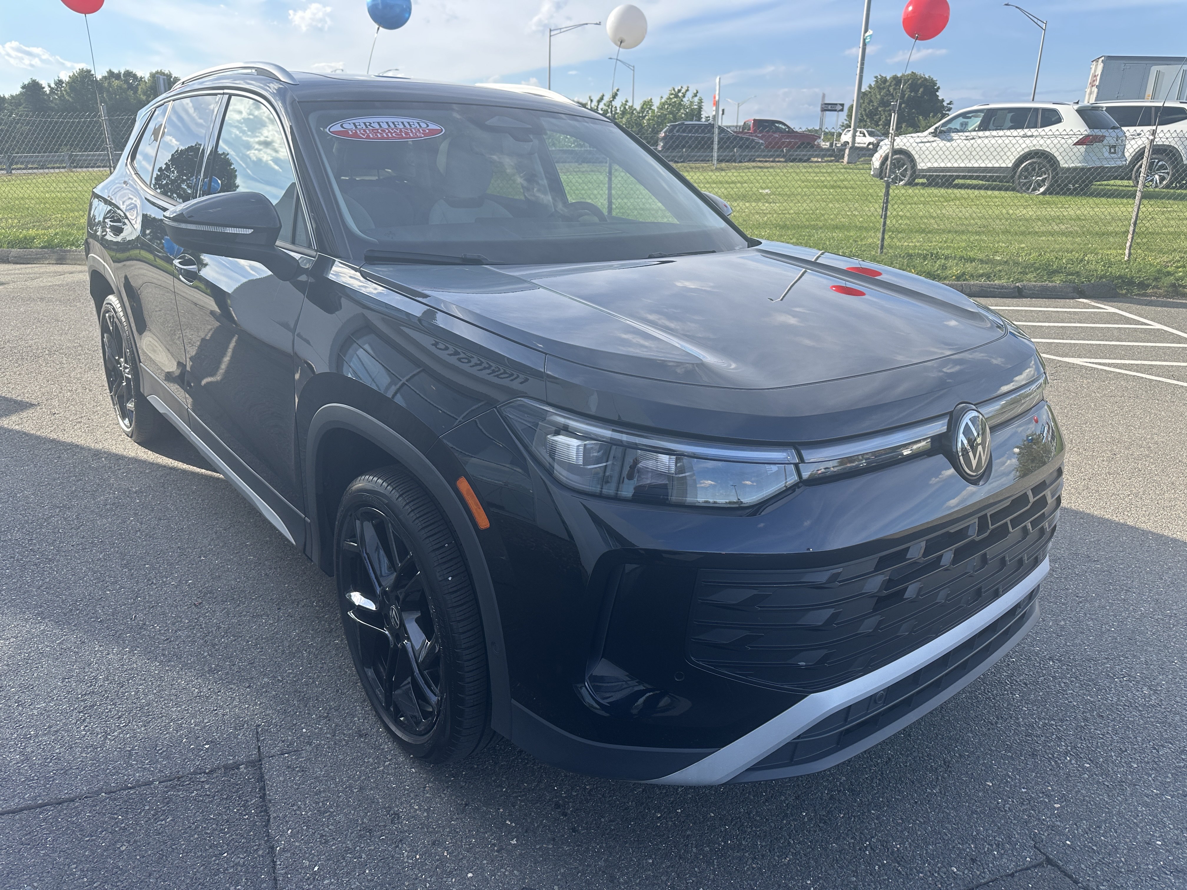 Certified 2025 Volkswagen Tiguan SE w/ Panoramic Sunroof Package AWD/4WD image 2