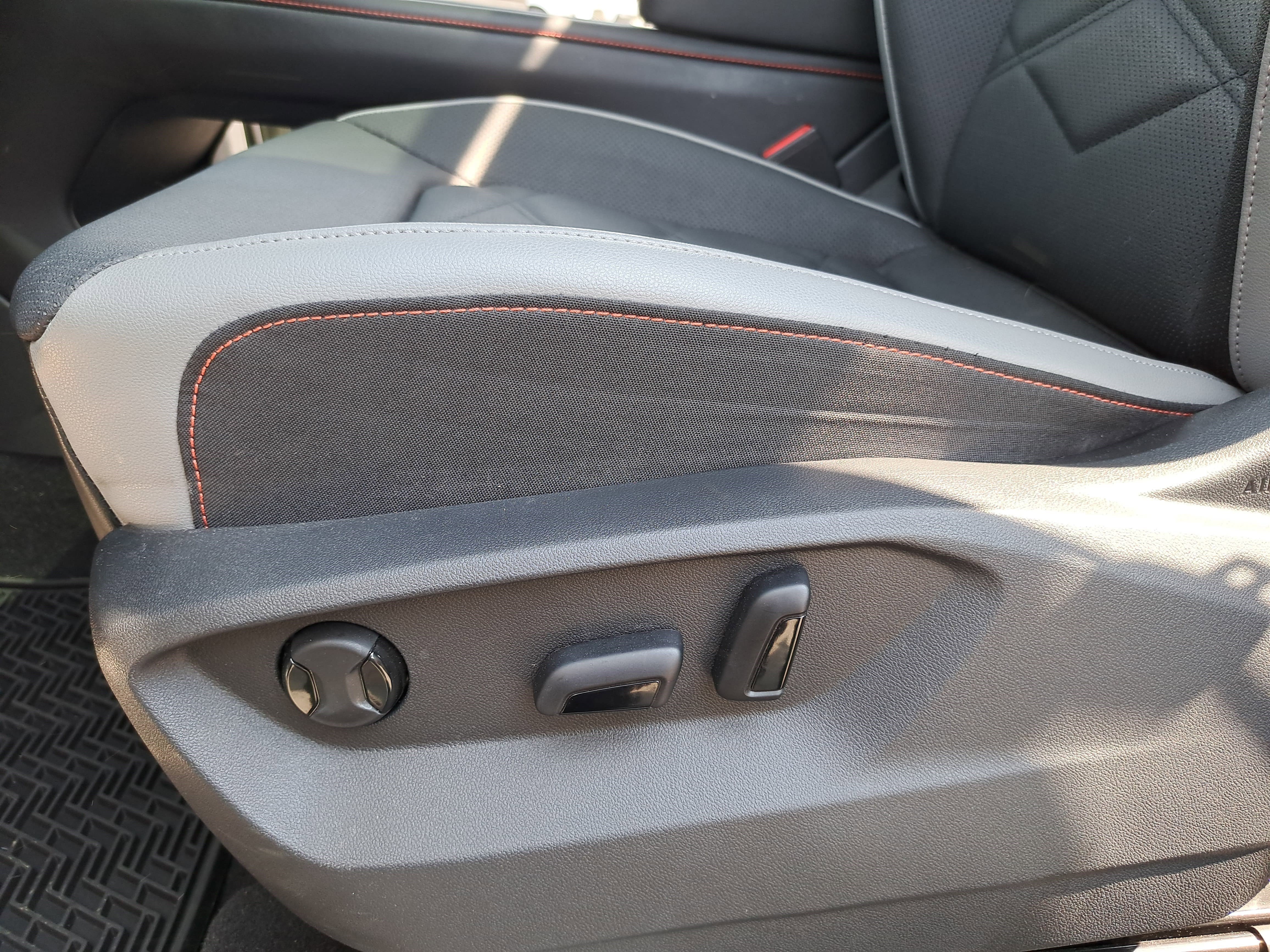 Used 2024 Volkswagen Atlas Peak Edition SE image 29