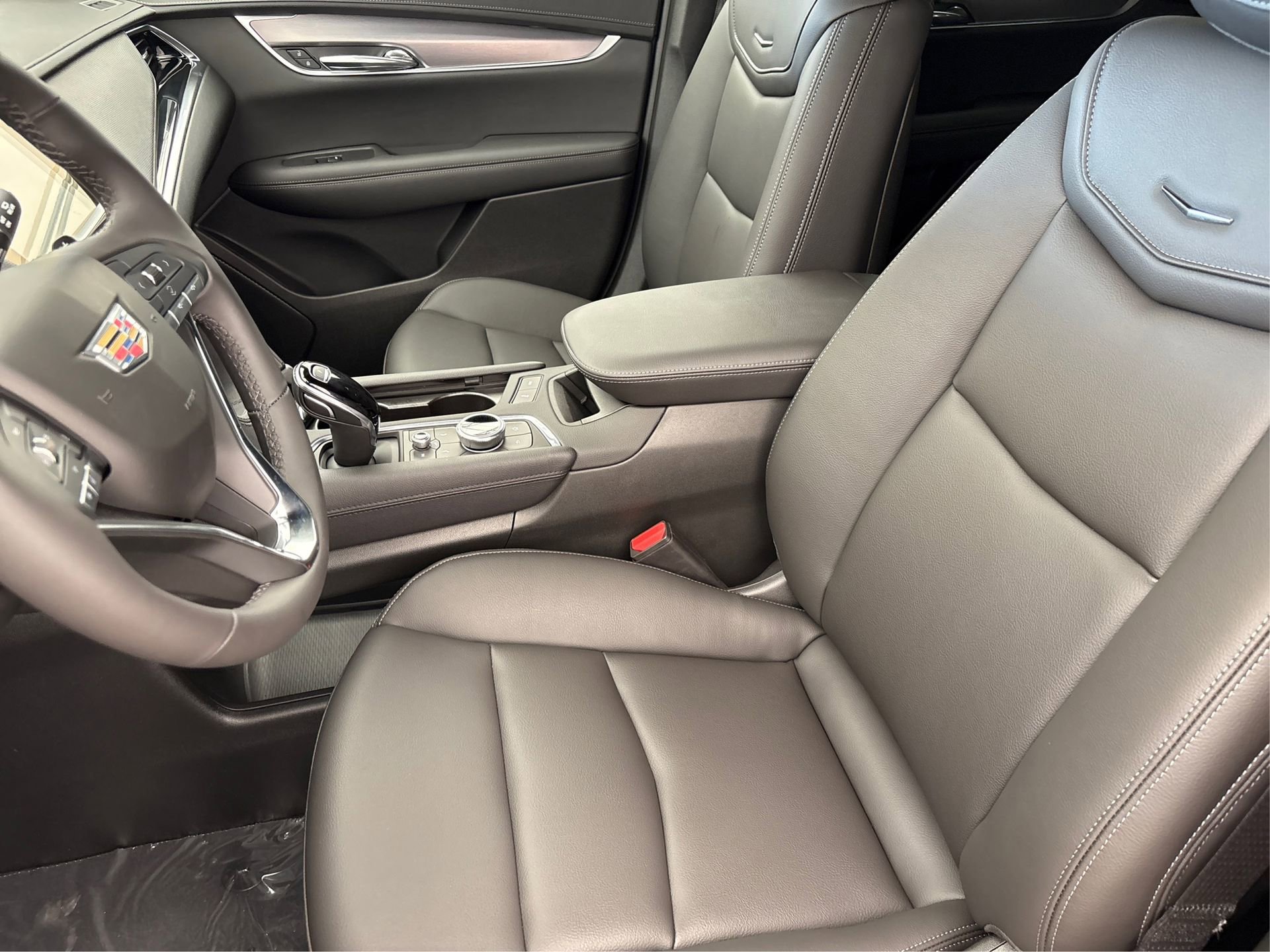 New 2025 Cadillac XT6 Luxury image 9