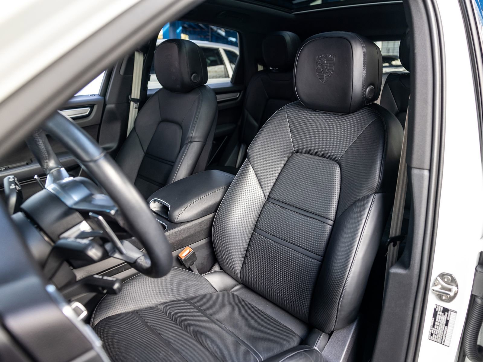 Certified 2023 Porsche Cayenne Platinum Edition image 5