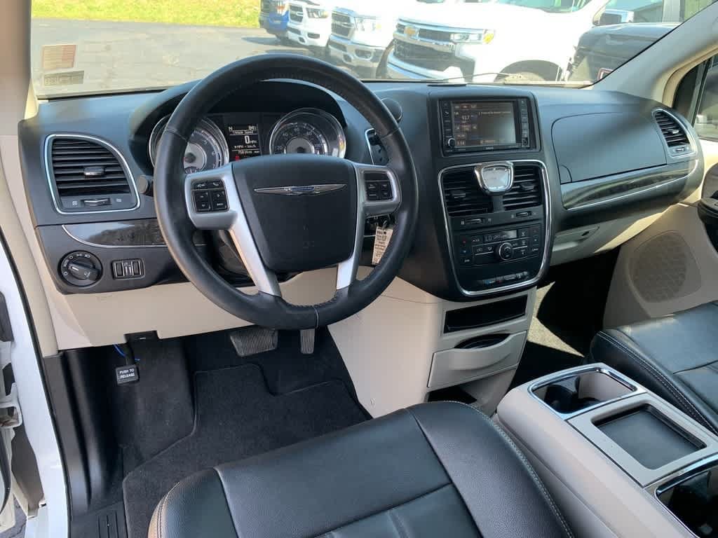 Used 2013 Chrysler Town & Country Touring FWD image 19
