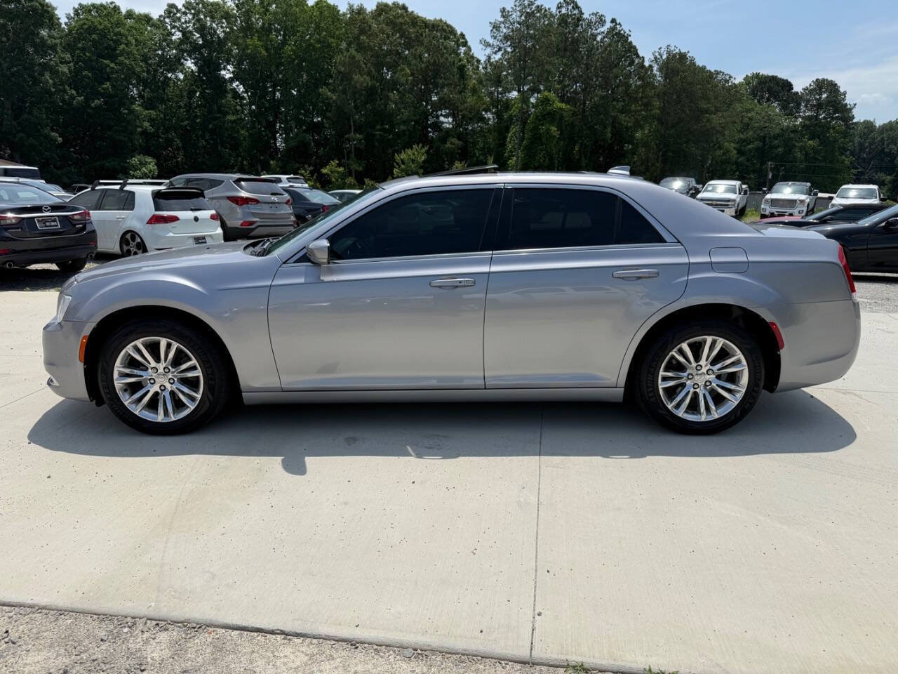 Used 2017 Chrysler 300 Limited w/ 300 Premium Group RWD image 4