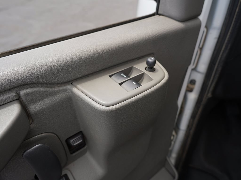 Used 2017 Chevrolet Express 2500 RWD image 18
