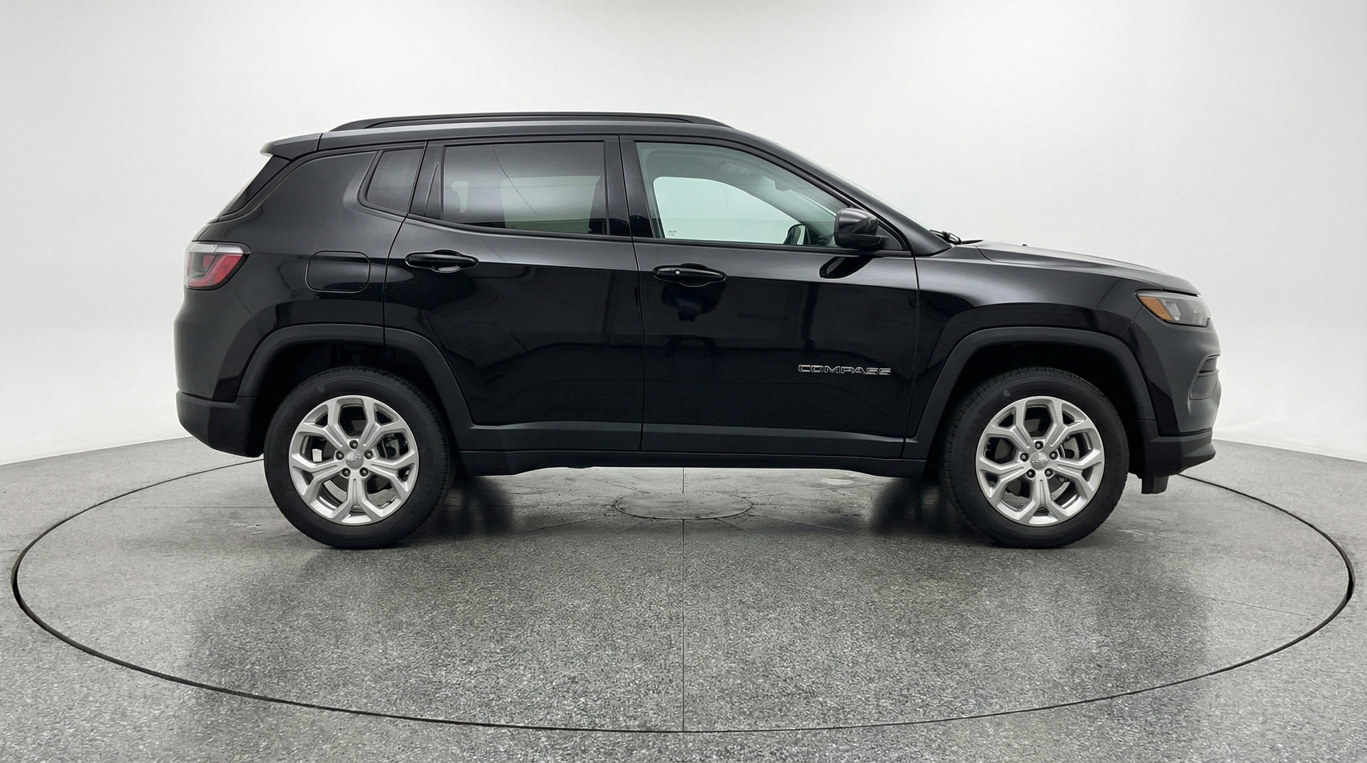 Used 2025 Jeep Compass Latitude image 11