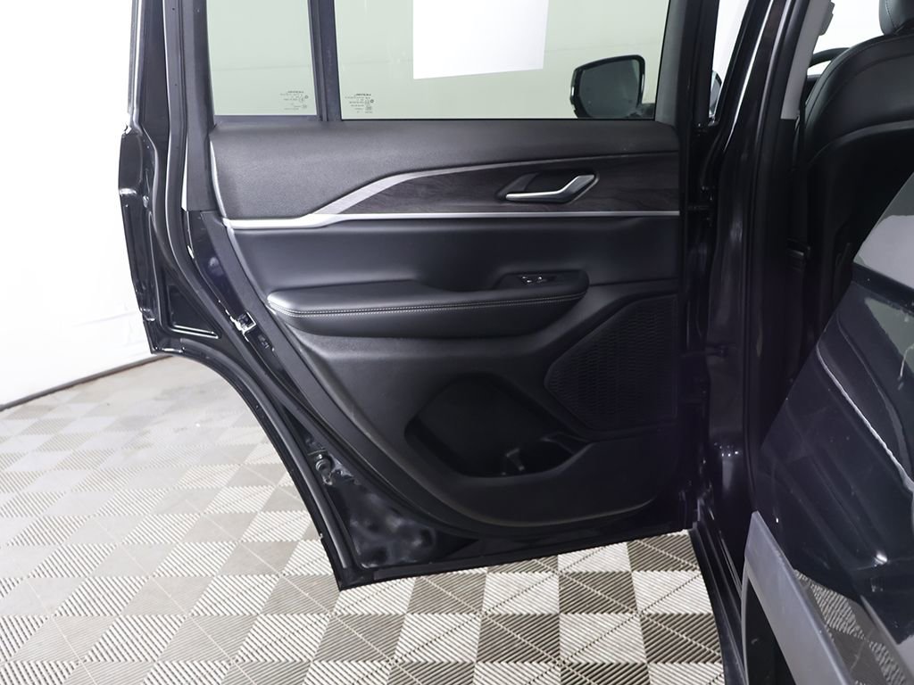 Used 2023 Jeep Grand Cherokee Limited AWD/4WD image 27