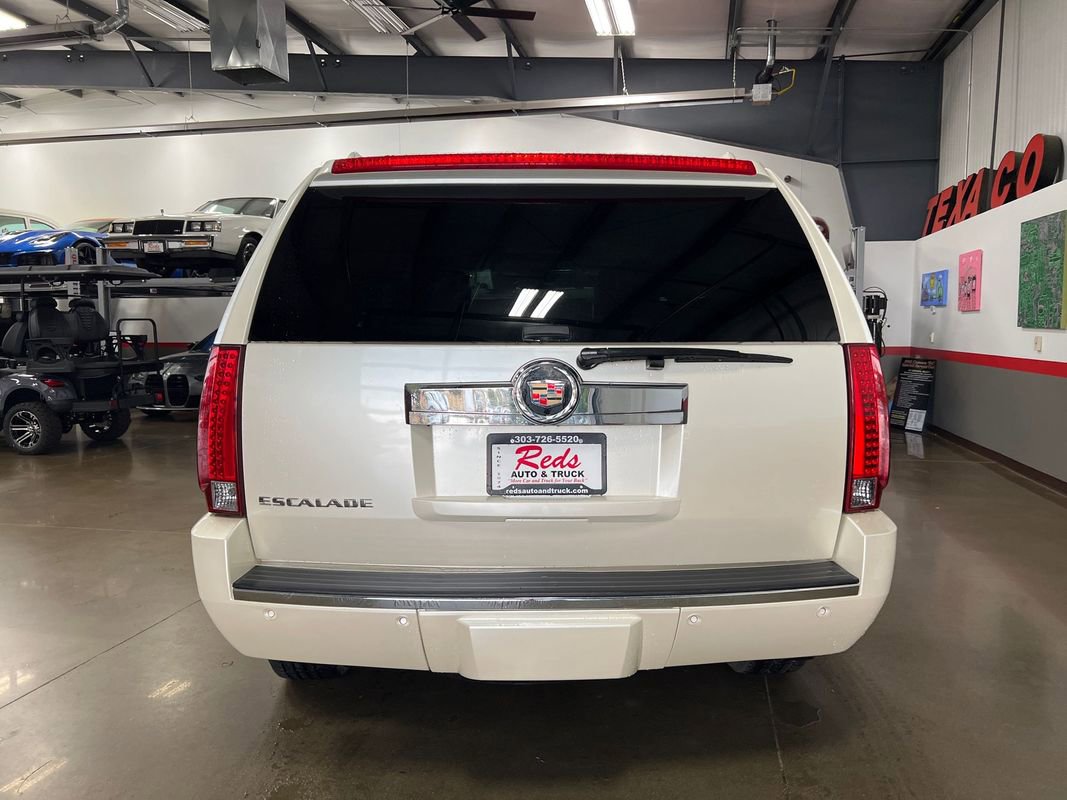 Used 2007 Cadillac Escalade AWD w/ Climate Package image 4