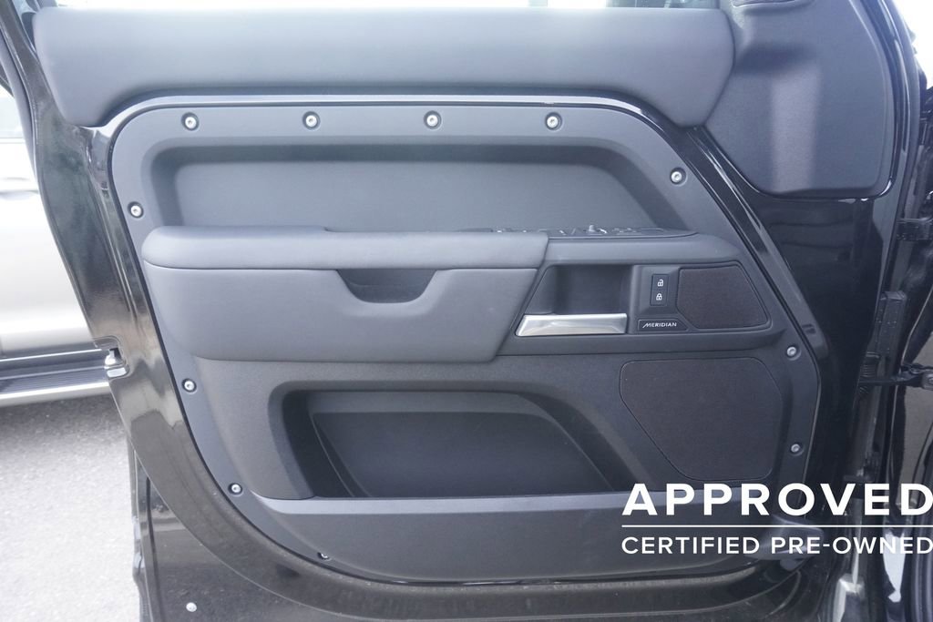 Used 2025 Land Rover Defender 110 S image 17